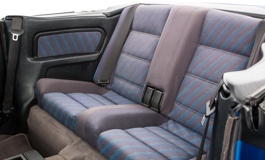 Интерьер BMW 318i Convertible 1990 года  (UK) (фото 6 из 12)
